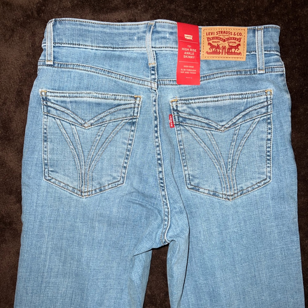 High rise skinny Levi’s size 30 vintage soft.